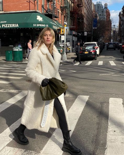 Common Leisure: the brand behind influencers' new favorite fur coats Camille Charriere Style, Camille Charriere, White Coat, Winter Fits, Wool Blend Coat, Clutch Bags, Jacket Brands, French Fashion, Winter Looks