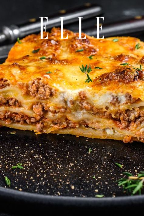 Lasagne ist einer unserer Favoriten aus Italien – und auch 2022 wieder ein Trend-Rezept. Verständlich, wenn man an die Kombination aus Pasta und Käse denkt … Mehr dazu auf Elle.de! Lasange Recipe Classic, Low Carb Lasagne, Lasange Recipe, Linguine, Lasagna, Low Carb, Food And Drink, Pasta, Ethnic Recipes