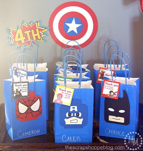 What is the right bag for a superhero to carry? Of course a goodie bag! Send your birthday guests home with these LEGO Minifigure themed pieces and make the party an unforgettable super memory. Captain America Party, Superhero Party Decorations, Lego Spiderman, Marvel Party, America Party, Avenger Birthday Party, Avengers Party, Lego Birthday Party, Avengers Birthday