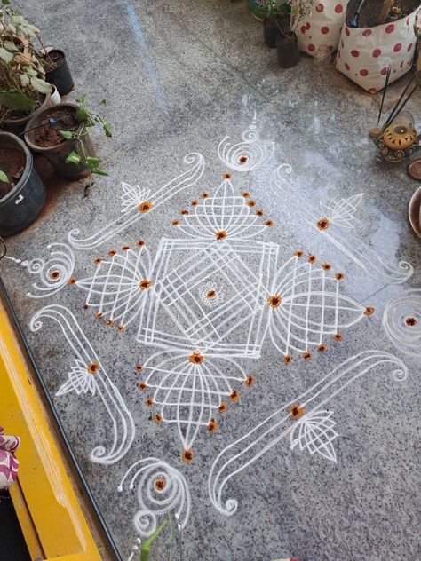 Padi kolam House Warming Kolam, Jhuti Designs, Dhanurmasam Muggulu, Geethala Muggulu, Simple Muggulu, Pattern Design Drawing, Easy Rangoli Designs Videos, Dot Rangoli, Very Easy Rangoli Designs