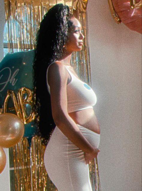 Black Woman Pregnant Aesthetic, Black Woman Pregnant, Blasian Girl, Pregnant Aesthetic, Girl Pregnant, Pregnant With A Girl, Pregnancy Looks, Holding Flowers, Pregnancy Photos