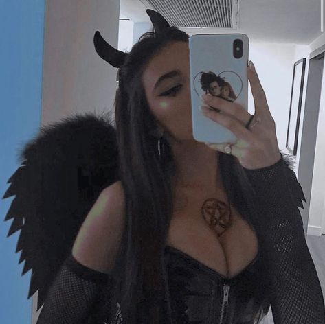 Devil Makeup, An Angel, A Woman, Books Wattpad, Wattpad, Angel, Mirror, Halloween, Makeup