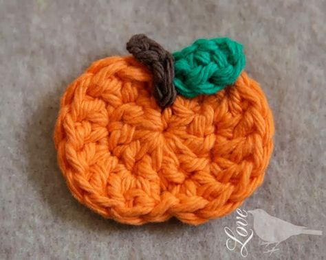 Only the best free crochet pumpkin patterns on the web - mallooknits.com Small Crochet Pumpkin Applique, Autumnal Crochet, Appliques Au Crochet, Pumpkin Tutorial, Bird Crochet, Crochet Pour Halloween, Motifs D'appliques, Crochet Embellishments, Pumpkin Applique