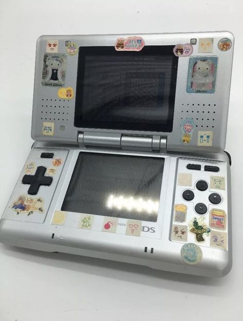 paradjse Old Nintendo, Retro Gadgets, Image Swag, Nintendo Ds, Nintendo 3ds, Gaming Console, Game Boy Advance Sp, Gamer Girl, Nintendo Consoles