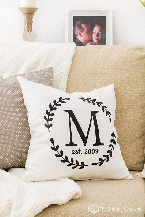 DIY Monogrammed Zippered Pillow Cover (An Easy Tutorial for the Total Beginner) Christmas Craft Gift Ideas, Diy Throw Blankets, Craft Gift Ideas, Zippered Pillow Cover, Farmhouse Decorating Ideas, Pillow Covers Tutorial, Creative Christmas Crafts, Diy Pillow Covers, Diy Monogram