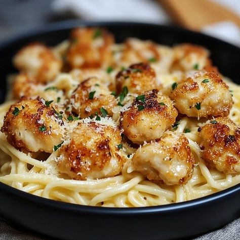 Parmesean Pasta, Creamy Parmesan Pasta, Garlic Chicken Bites, Garlic Butter Chicken Bites, Butter Chicken Bites, Garlic Chicken Pasta, Pasta Bake Easy, Chicken Pasta Bake, Pasta Ingredients