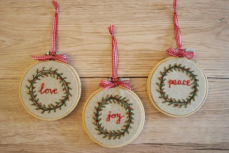 christmas embroidery hoop Christmas Embroidery Hoop, Vintage Christmas Wreath, Craft Kits For Adults, Embroidered Ornaments, Sewn Christmas Ornaments, Christmas Gifts For Adults, Christmas Embroidery Patterns, Merry Christmas Diy, Embroidery Decoration