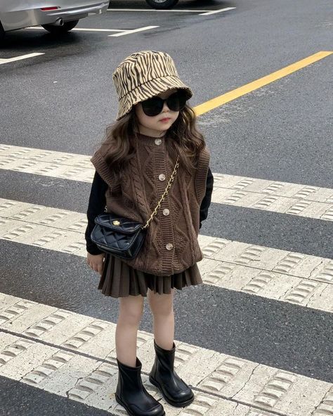 #KidsFashion #CuteKidsOutfits #MiniFashionistas #KidsStyle #TrendyKids #LittleFashionistas #KidsClothing #StylishKids #KidsOOTD #KidsWardrobe Preppy Kids Outfits, Winter Outfits For Girls, Kids Dress Wear, Winter Fashion Outfits Casual, Loose Fashion, Trendy Kids, Korean Fashion Trends, Children Clothing