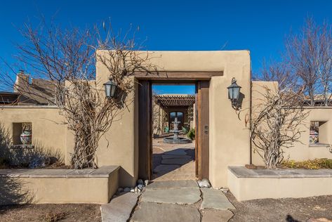 Pueblo Style Homes, Flat Roof Homes, Pueblo Architecture, Pueblo House, Modern Adobe, Pueblo Revival, Desert Retreat, Desert Backyard, Built In Buffet