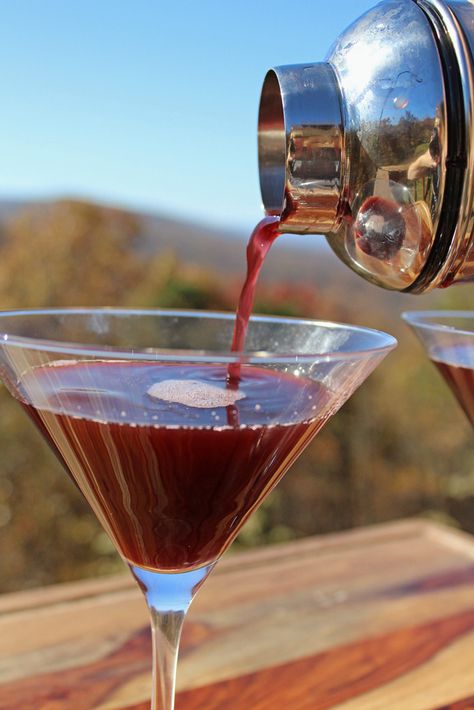 This Peanut Butter and Jelly Martini cocktail recipe uses flavored liqueurs and grape juice. They're light and refreshing with hints of nut and grape jelly. Peanut Butter Jelly Recipes, Cocktails Made With Vodka, Hollandaise Recipe, Mountain Kitchen, Cocktails To Try, Vodka Martini, Vegan Drinks, Perfect Brunch, Grape Jelly