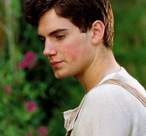 Young Henry Cavill in motion : r/VindictaRateCelebs Fenrys Moonbeam, Young Henry Cavill, I Capture The Castle, Young Henrys, Will Herondale, Enola Holmes, Henry Cavill, Smash Book, The Castle