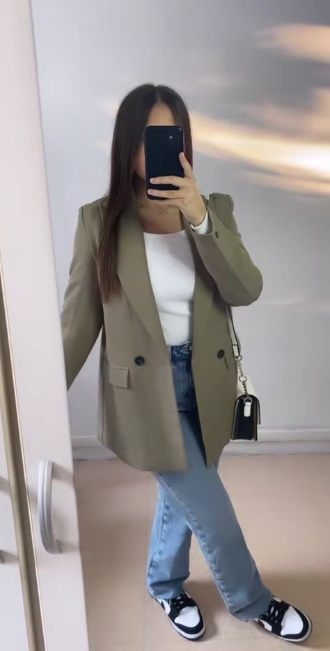 Zara Employee Outfit, Zara Khaki Blazer Outfit, Khaki Blazer Outfit, Blazer Outfits Women, Pear Body Shape Outfits, Woman Blazer, Zara Drip, Khaki Blazer, Mode Zara