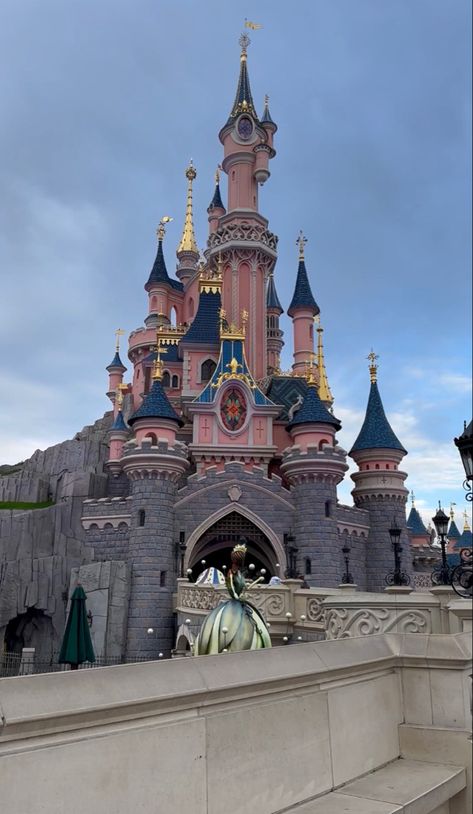 Disneyland Paris Aesthetic, Places Aesthetic, Paris Activities, Disneyland Castle, Paris Disneyland, France Aesthetic, Holiday Travel Destinations, Disney Paris, Disneyland (paris)