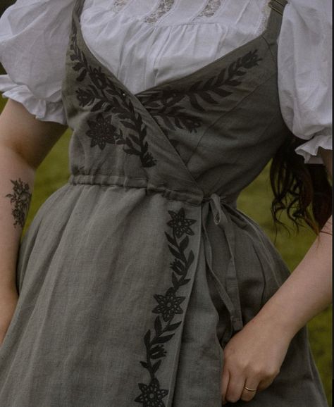 Celtic Aesthetic Outfit, Hobbit Aesthetic Clothes, Hobbit Outfit, Hobbit Fashion, Embroidery Clothes Dress, Fair Outfits, Thrift Shopping, Instagram Page, You Never Know