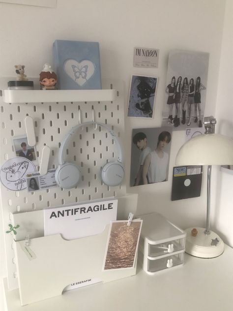 Desk Computer Aesthetic, My Desk, Desk Inspo Kpop, Kpop Desk Minimalist, Kpop Room Aesthetic, Korean Desk Aesthetic Minimalist, White Desk Aesthetic Korean, Desk Decor Aesthetic Kpop, Korean Bedroom Ideas