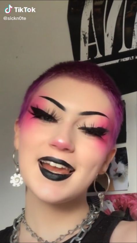 Goth Barbie Makeup, Pink Goth Makeup, Edgy Eyeliner, Makeup Looks Drawing, Alt Makeup Looks, Colourful Eyeshadow, Unconventional Makeup, Pastel Goth Makeup, Dark Makeup Looks