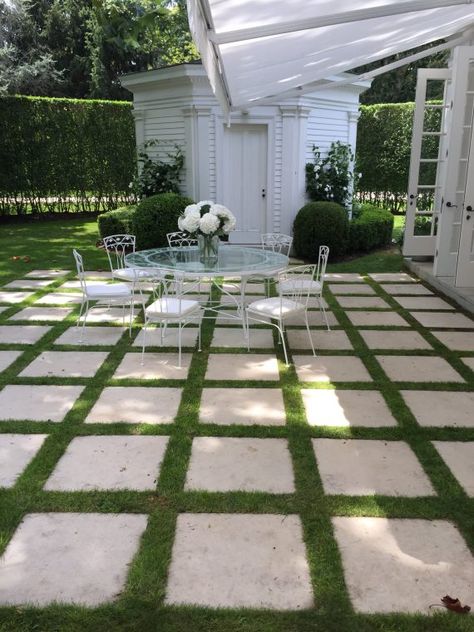 NET A PORTER AND AERIN LAUDER DO LUNCH - Tracey Jackson Alison Loehnis, Hamptons Garden, Pathway Decoration, Hampton Garden, Grass Pavers, Aerin Lauder, Driveway Landscaping, Backyard Garden Design, Paver Patio