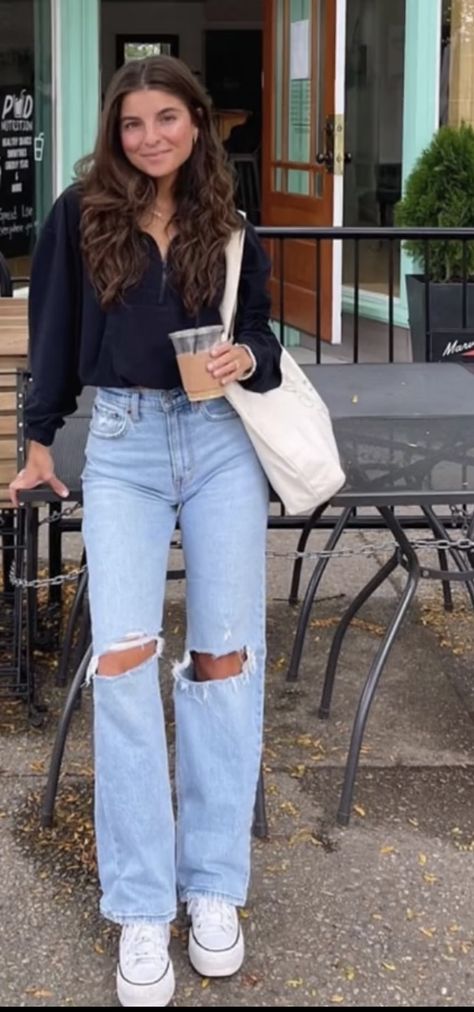 Cute Outfits Mom Jeans, Mom Jeans Outfit For School, Light Wash Jeans Outfit Winter Casual, Jeans Modest Outfits, Cute Cold Spring Outfits, Mom Jeans Outfit School, Cute Mom Jeans Outfit Winter, Long Sleeve And Jeans Outfits, Light Mom Jeans Outfit