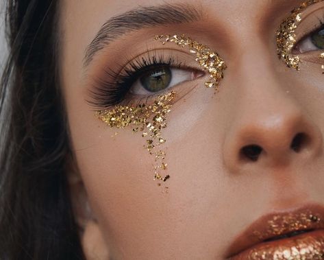 Gold Glitter Face Makeup Festival, Gold Glitter Festival Makeup, Silver Gold Makeup Look, Gold Makeup Looks With Red Lips, Gold Avant Garde Makeup, Gold Makeup Looks Halloween, Editorial Gold Makeup, Dripping Gold Makeup, Cute Gold Makeup Looks