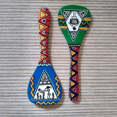 Ladle Painting, Spatula Art, Spoon Painting, Wooden Spoon Crafts, Worli Painting, Spoon Craft, Painted Spoons, Wooden Ladle, Cutlery Art