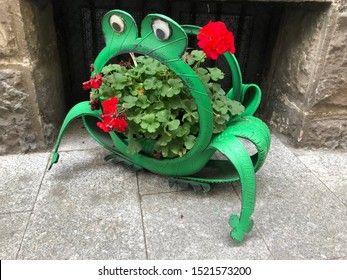 Flower pot made out of a recycled car tire Royalty Free Photos, Flower Pot, Tires, Making Out, Car Tires, Flower Pots, Planting Flowers, Recycling, Stock Images