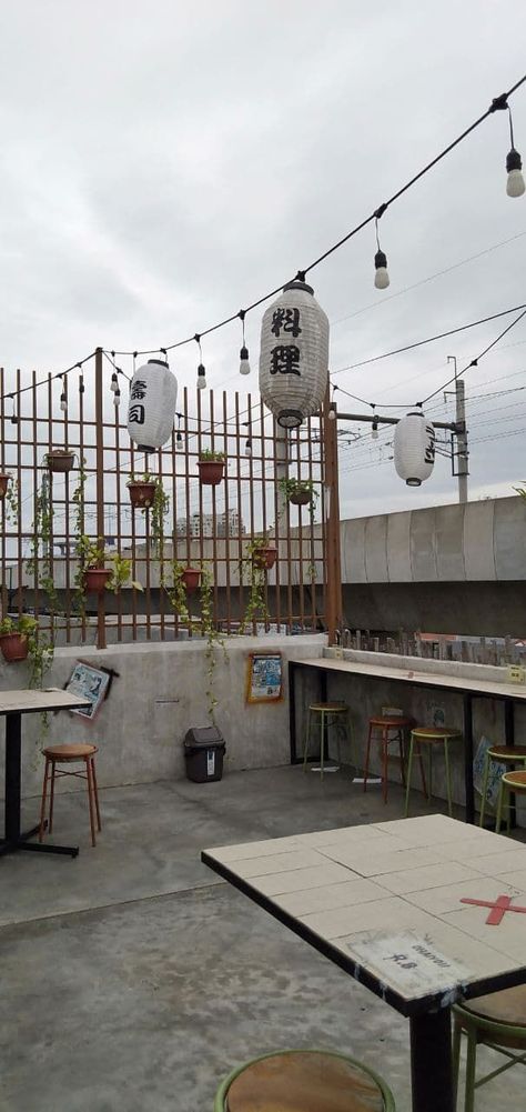 Japanese Outdoor Restaurant, Japanese Rooftop, Roof Top Cafe, Japanese Roof, Lantern Decorations, Japanese Restaurant Interior, Studying Art, Noodle Restaurant, Mood And Tone