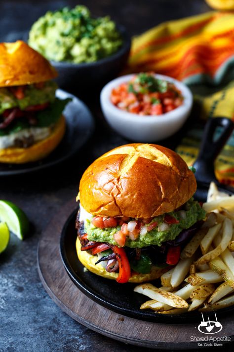 Fajita Burgers, Corn Burger, Guacamole Burger, Mexican Burger, Grilled Peppers And Onions, South American Recipes, Burger Patty, Sriracha Chicken, Bbq Dishes