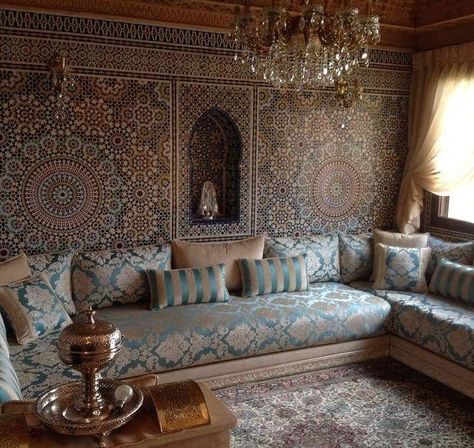 Moroccan Couch, Farm Style House, Moroccan Houses, Design Marocain, Arabic Decor, Moroccan Living Room, Foyer Design, Living Room Design Decor, Meditation Room