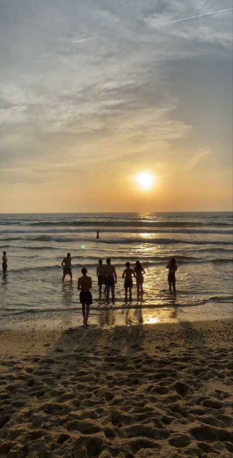 Beach W Friends Aesthetic, Swimming With Friends Aesthetic, Strand Aesthetic, Swimming At Sunset, Sunset With Friends, Beach With Friends, Beach Friends, I Saw The Light, Amsterdam Travel