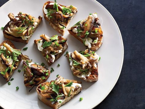 For his hearty, vegetarian wild mushroom crostini, chef Ford Fry of No. 246 tops creamy ricotta with a mix of garlicky mushrooms and a handful of herbs. Mushroom Crostini Recipes, Mushroom Crostini, Toast Aperitif, Creamed Kale, Easy Bruschetta, Crostini Recipes, Wild Mushroom, Thanksgiving Appetizers, Buffalo Wings