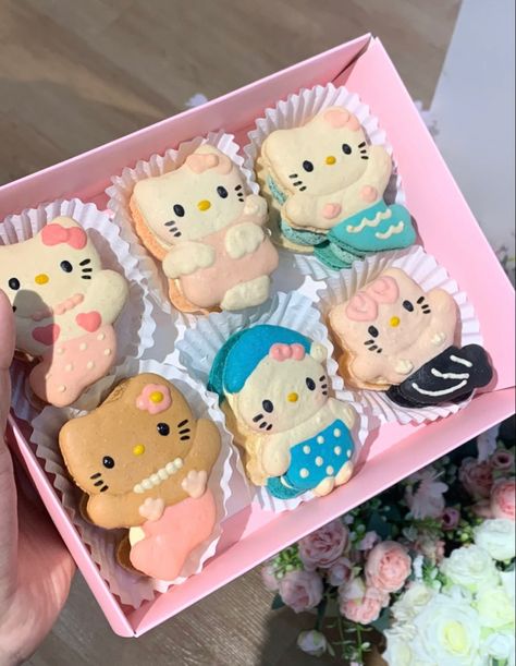 Sanrio Macaron, Hello Kitty Macarons, Sanrio Snacks, Cute Breakfast Ideas, Sanrio Food, Hello Kitty Birthday Theme, Kitty Cookies, Sanrio Items, Picnic Date Food