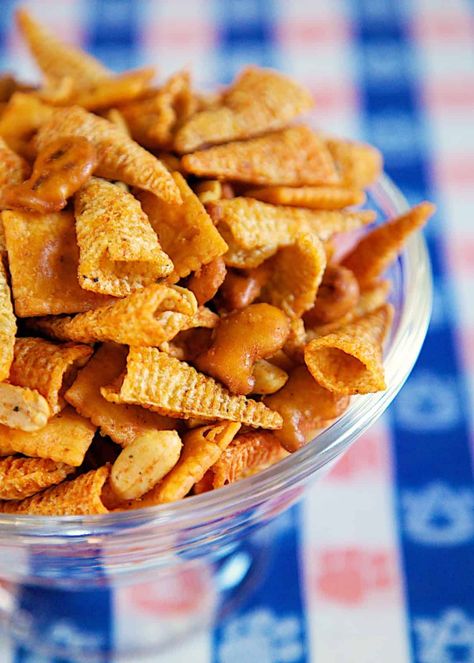 Taco Snack Mix - so addictive!! Bugles, pretzels, cheez-its, peanuts tossed in taco seasoning and oil. Great for snacking on during parties and tailgates!! Everyone RAVES about this yummy snack mix recipe! Recipes With Bugles, Bugles Snack Mix, Chex Snack Mix, Party Mix Recipe, Football Friday, Chex Mix Recipes, Snack Mix Recipes, Superbowl Snacks, Cracker Snacks