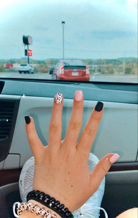 pink lepord print with matte black Simple Black Valentines Nails, Short Lepord Print Nails, Black And Pink Matte Nails, Lepord Print Nail Design, Lepord Nails Designs, Black And Pink Nails Ideas, Short Western Nails, Dnd Nails, Country Acrylic Nails