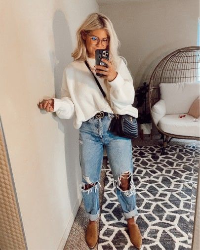 Love this cozy and cute fall outfit idea for moms! Old Fashion Trends Coming Back, Everyday Jeans Outfit Casual, New Mom Fall Outfits, Bbq Dinner Outfit Ideas, Casual Fall Outfits With Jeans, Casual Christmas Brunch Outfit, Cute Fall Inspo Outfits, Fall Dressy Outfits Women Classy, Simple Cute Fall Outfits