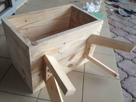 Table Pallet, Pallet Desk, Wood Table Diy, Pallet Decor, Diy Holz, Wood Pallet Projects, Diy Furniture Table, Diy Pallet Projects, Into The Woods