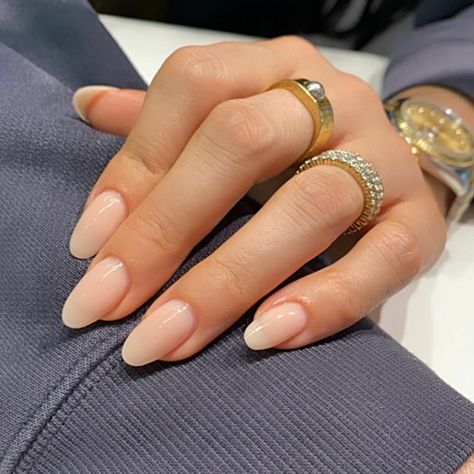 Classy Almond Nails Natural, Nude Nails Almond Shape, Almond Nude Nails, Classy Nude Nails, Bridesmaids Nails, Manikur Kuku, Shaped Nails, Beige Nails, Casual Nails