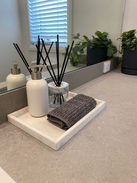 #bathroom #organization #towel Simple Bathroom Sink Decor, Aesthetic Work Desk, Room Inspo Aesthetic, Design Small Bathroom, Trending Home Decor, Bathroom Design Small Modern, Aesthetic Interior Design, Bathroom Counter Decor, Bathroom Sink Decor