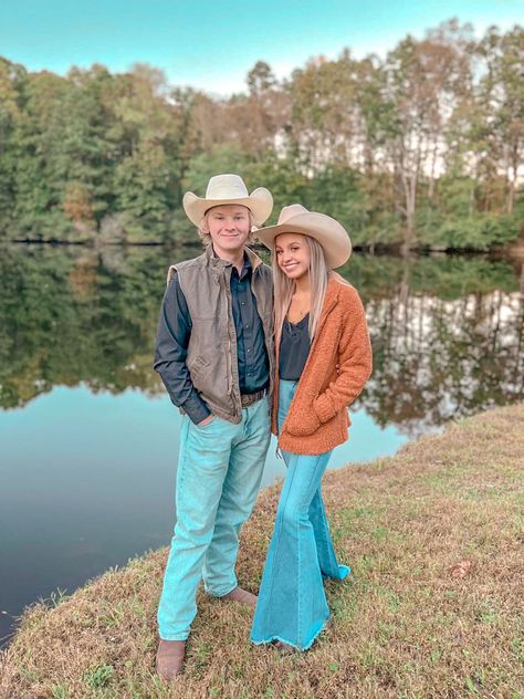 Western Couple Outfits, Western Husband And Wife, Fall Western Couple Pictures, Punchy Couple, Boyfriend And Girlfriend Pictures Western, Cute Rodeo Couple Pics, Country Best Friends, Country Couple Pictures, Country Relationship Goals