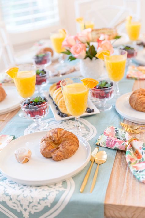 The secret to hosting an effortless yet elegant brunch! Brunch Party Menu, Brunch Pizza, Elegant Brunch, Diy Brunch, Youth Volunteer, Bachelorette Brunch, Birthday Breakfast Party, Brunch Party Recipes, Brunch Tablescape