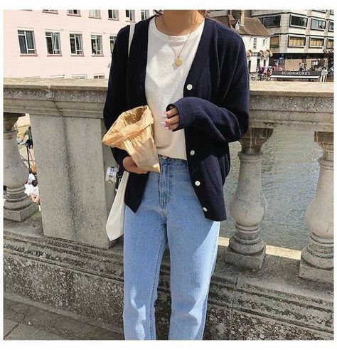 Navy Ootd, Cardigan Outfit Korean, Navy Cardigan Outfit, White Cardigan Outfit, Ootd Cardigan, Cardigan Outfit Aesthetic, Uniqlo Outfit, Cardigan Korean Style, Office Fits