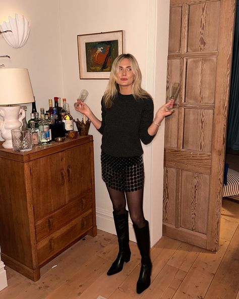 Lucy Williams (@lucywilliams02) • Instagram-foto's en -video's Miniskirt Outfits Winter, Mini Skirt Winter Outfit, Mini Skirt Outfit Winter, Mini Skirt Winter, Winter Mini Skirts, Oversized White Shirt, Lucy Williams, Winter Skirt Outfit, Velvet Mini Skirt