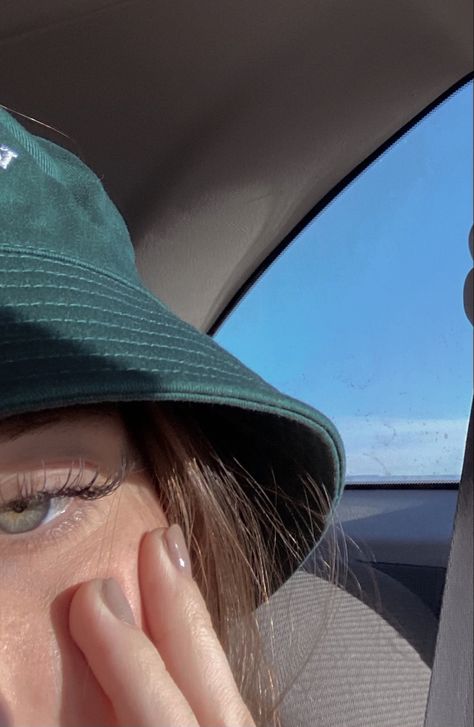 Easy Selfie Poses, Photo Profil Insta Original, Green Bucket Hat, Beautiful Ocean Pictures, Selfie Poses Instagram, Beach Photography Poses, Photo Editing Lightroom, Stylish Photo Pose, Pic Pose