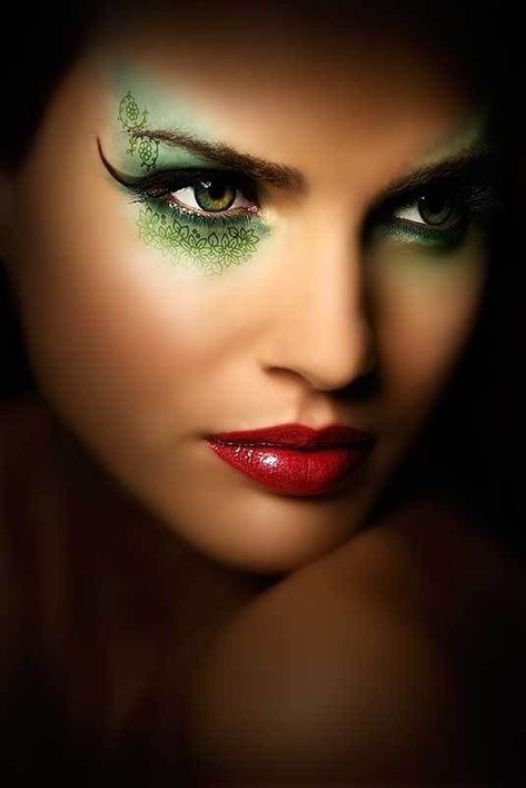 Poison Ivy Makeup, Green Eyeshadow, Fantasy Makeup, Costume Makeup, Eye Make, Green And Red, Creative Makeup, Face Art, Makeup Art