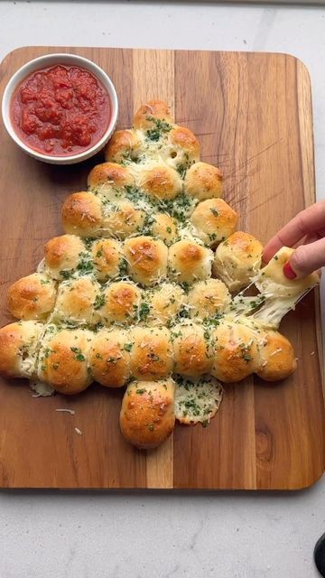 Christmas Tree Pull Apart, Christmas Tree Pull Apart Bread, Desserts Christmas, Christmas Recipes Appetizers, Best Appetizer Recipes, Wreaths Christmas, Diy Christmas Wreaths, Pull Apart Bread, Christmas Food Dinner