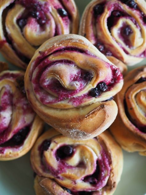 Blackcurrant Sweet Buns (Solbærsnurrer) Black Currant Recipes, Currant Recipes, Wild Kitchen, Cream Cheese Spread, Sweet Buns, Cream Cheese Spreads, Everyday Dishes, Sweet Cream, Black Currant