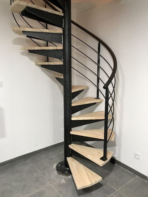 Spiral Staircase Outdoor, Round Stairs, Spiral Stairs Design, Staircase Interior Design, Staircase Outdoor, Diy Cat Litter, Staircase Design Modern, Tiny House Stairs, Interior Staircase