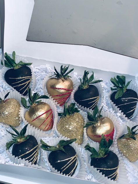 Black Chocolate Covered Strawberries, Fancy Strawberries, Treat Business, Strawberry Treats, Strawberries Chocolate, 2000s Party, Candy Bouquet Diy, Chocolate Covered Fruit, Dessert Gifts