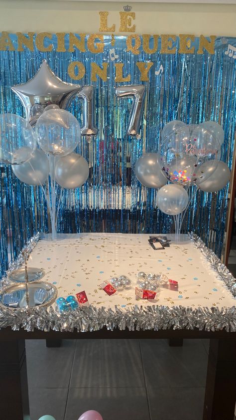 Mesa decorada em prata e branco,balões sobre a mesa prata,branco e transparente,na parte de trás cortina em fitas na cor azul,letreiros dourado dancing queen only números prata 17 Dancing Queen Birthday, 17th Birthday Party Ideas, Queen Birthday Party, 17. Geburtstag, Seventeenth Birthday, 17 Birthday, 17th Birthday Ideas, Disco Birthday Party, 16th Birthday Decorations