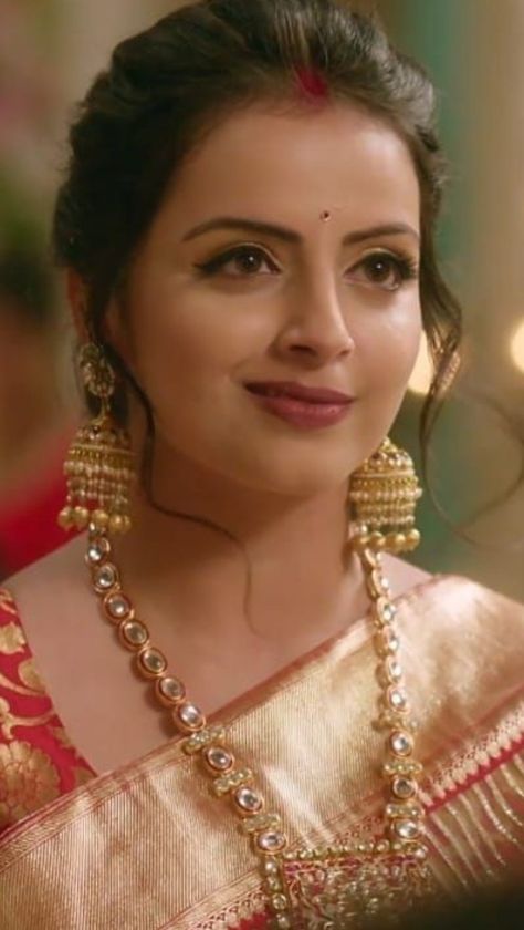 David Dubnitskiy, Bride Shoot, Shrenu Parikh, Hair Style On Saree, Super Women, Bengali Bridal Makeup, Desi Hot, Hair Curling Tips, Bridal Hair Buns