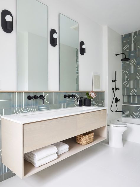 Think Gray Tile Bathrooms Are Dull? Tell That to These 8 Spaces Concrete Collaborative, Modern Backsplash, Minimal Bathroom, Grey Bathroom Tiles, Floating Bathroom Vanities, Floating Bathroom Vanity, Renovation Design, Bathroom Backsplash, Floating Vanity